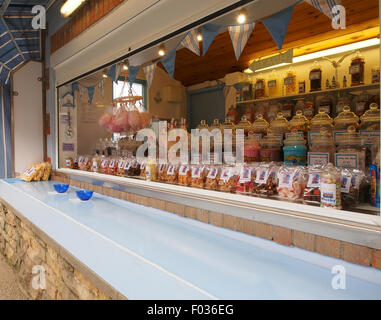 Traditionelle Shop Verkauf von Süßigkeiten, Schokolade, Fondant und am Meer rock in Whitby, North Yorkshire, England, UK. Stockfoto