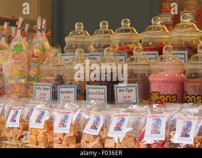 Traditionellen Marktstand verkaufende Süßigkeiten, Schokolade, Fudge und Meer rock in Whitby, North Yorkshire, England, UK. Stockfoto