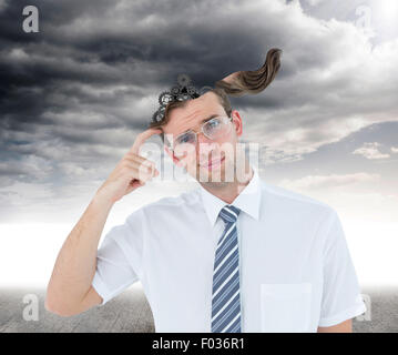 Zusammengesetztes Bild geeky denken mit Finger auf Tempel Geschäftsmannes Stockfoto