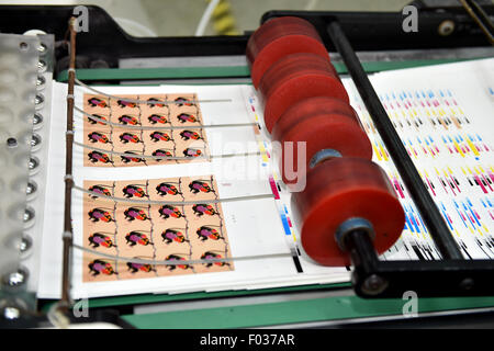 Peking, China. 6. August 2015. Sondermarken für das Jahr des Affen sind in Peking, Hauptstadt von China, 6. August 2015 gedruckt. Das diesjährige Briefmarken für die Monkey wurde von Huang Yongyu, eines der berühmtesten kulturellen Symbole im heutigen China entworfen. Der Druck der Briefmarken markierte den Beginn der vierten Runde der Sternzeichen Tier-themenorientierten Briefmarken, die in China seit 36 Jahren veröffentlicht wurden. Bildnachweis: Li Xin/Xinhua/Alamy Live-Nachrichten Stockfoto