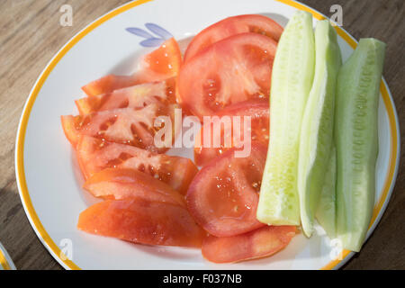 Rohkost aus Gemüse mit Scheiben von Tomaten und Gurken Stockfoto