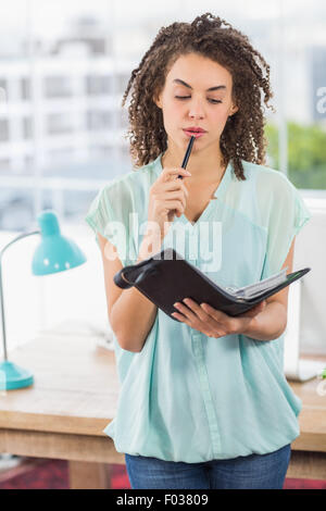 Nachdenklich Geschäftsfrau hält ein notebook Stockfoto