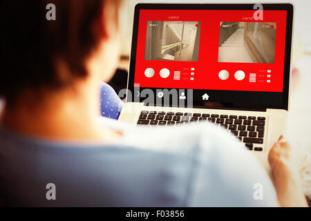 Zusammengesetztes Bild der schwangeren Frau, die mit ihrem laptop Stockfoto