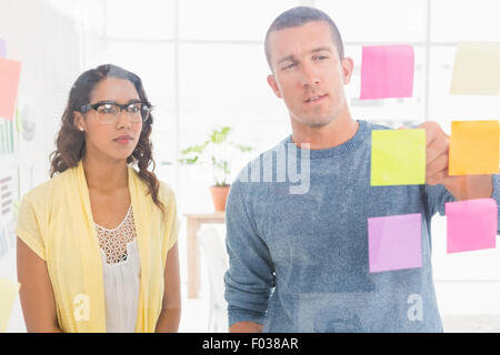 Konzentriert Mann zeigte Haftnotizen Stockfoto