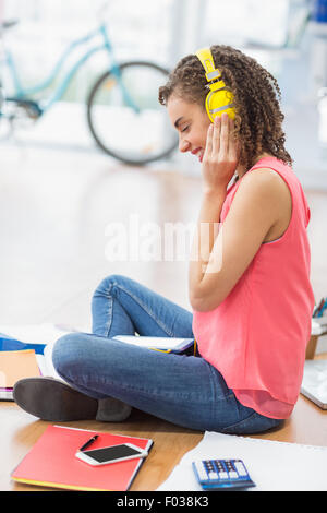 Junge kreative Geschäftsfrau, Musik hören Stockfoto
