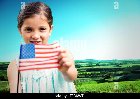 Zusammengesetztes Bild der niedliche Mädchen mit amerikanischen Flagge Stockfoto