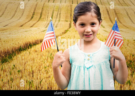 Zusammengesetztes Bild der niedliche Mädchen mit amerikanischen Flagge Stockfoto