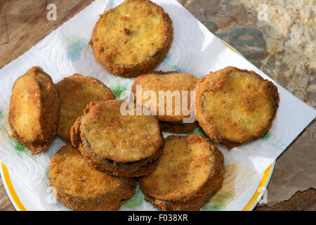 Auberginen in einer Kutsche oder Auberginen in Carrozza gebratene Eggplantase mit Mozzarella-Füllung Stockfoto