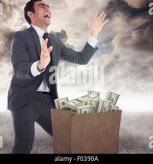 Zusammengesetztes Bild aufgeregt Geschäftsmannes fangen Stockfoto