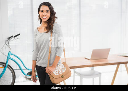 Junge Geschäftsfrau steht vor einem Schreibtisch Stockfoto