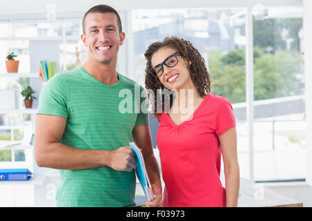 Casual Business-Team Tablet und am Dateien Stockfoto