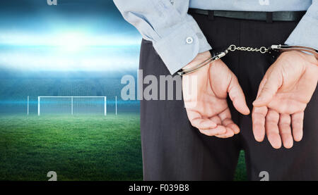 Zusammengesetztes Bild der Geschäftsmann in formalen mit Handschellen Stockfoto