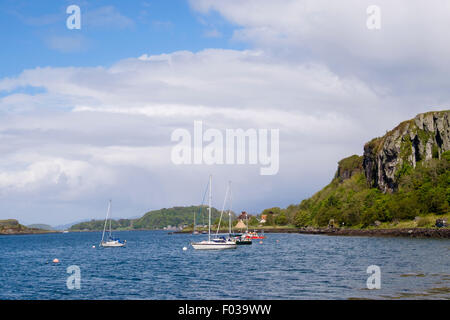 Boote vertäut im Sound Kerrera unter Ardbhan Craigs an Westküste in der Nähe von Oban, Argyll und Bute, Scotland, UK, Großbritannien Stockfoto