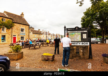 Ehrlichkeit-Box Parkplatz parken Spende in Masham touristischen Blick auf Karte der Region Yorkshire Dales UK England Stockfoto