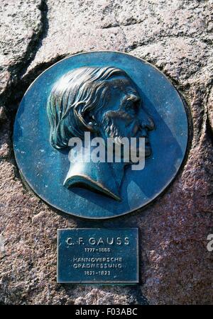 Plaque gewidmet deutscher Mathematiker Johann Carl Friedrich Gauß, Lüneburg Heide-Naturpark (Naturpark Luneburger Heide), Niedersachsen, Deutschland. Stockfoto
