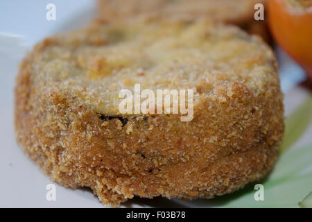 Auberginen in einer Kutsche oder Auberginen in Carrozza gebratene Eggplantase mit Mozzarella-Füllung Stockfoto