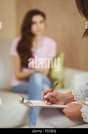Therapeuten, die ihren Patienten anhören Stockfoto