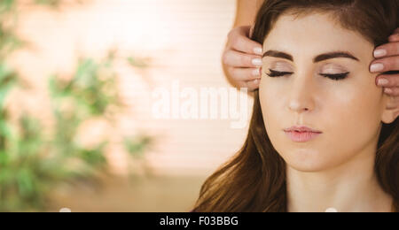 Junge Frau, die eine Reiki-Behandlung Stockfoto