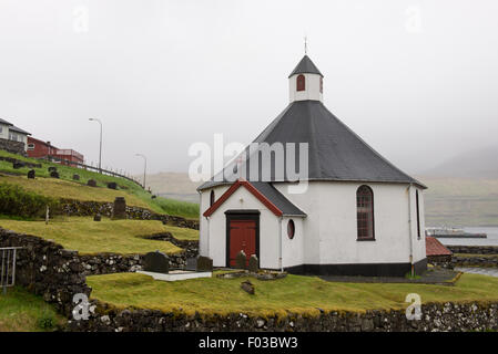 Die Kirche von Haldarsvík auf der Insel Streymoy auf die Färöer Inseln Stockfoto