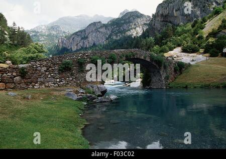 Spanien - Aragon - Ordesa y Monte Perdido Nationalpark (UNESCO-Weltkulturerbe, 1997) - Rio Ara niedrige Tal, Brücke Stockfoto