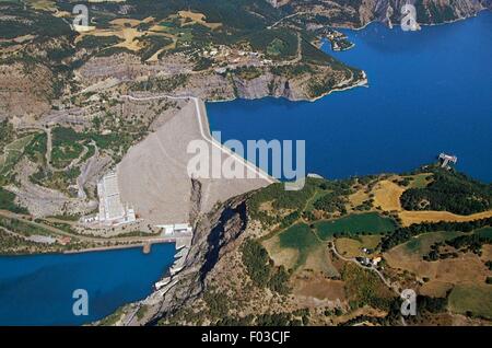 Serre-Ponçon-Staudamm und Stausee, Ecrins-Nationalpark (Parc national des Ecrins), Hautes Alpes, Frankreich. Stockfoto