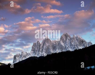 Die Geisler Gruppe, Puez-Geisler Naturpark Val di Funes, Trentino-Alto Adige, Italien. Stockfoto