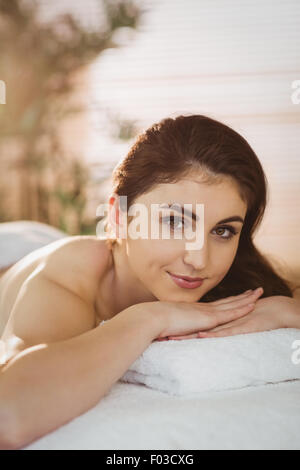 Junge Frau am Massagetisch liegen Stockfoto