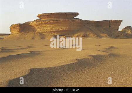 Ägypten - westliche Wüste oder libysche Wüste - östlich von Oase Bahariya (El-Waha el-Bahariya). Felsformationen Stockfoto