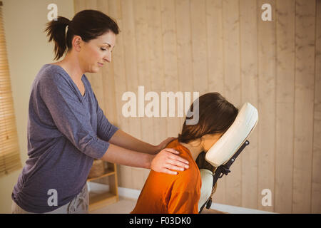 Junge Frau, die erste Massage Stuhl Stockfoto