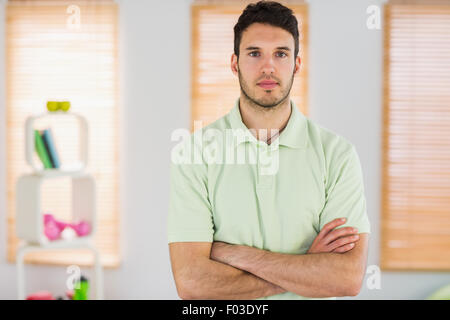 Porträt von hübschen Masseur mit verschränkten Armen Stockfoto