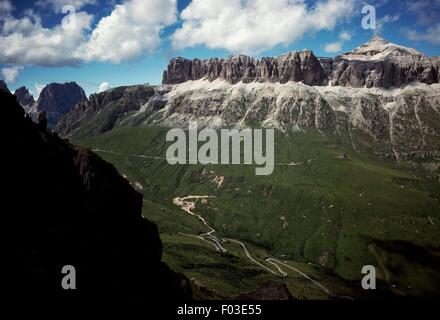 Piz Boe am Pordoijoch (Strada del Pordoi), Dolomiten (UNESCO-Welterbe, 2009), Veneto, Italien. Stockfoto