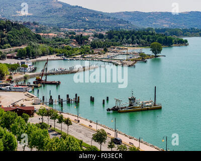 Trasimeno See, gesehen von der Burg in Passignano, Umbrien Italien Stockfoto