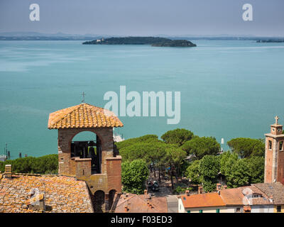 Trasimeno See mit Isola Maggiore gesehen von der Burg in Passignano, Umbrien Italien Stockfoto