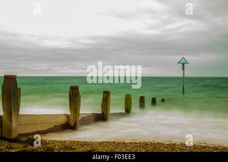 Hayling Island Strand mit Beach-Abwehr Stockfoto