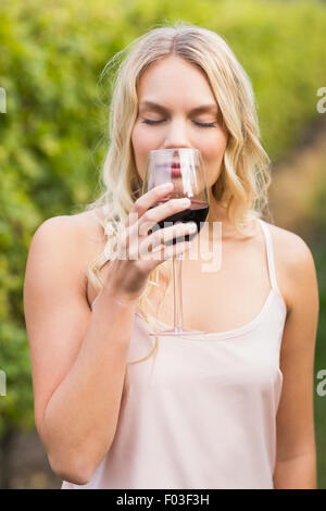 Glückliche Mädchen mit einem Glas Wein Stockfoto