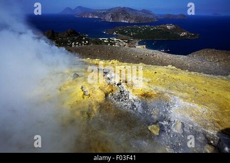 Fumarolen von Gran Cratere (der große Krater) oder Fossa di Vulcano auf der Insel Vulcano, Äolischen Inseln oder Lipari (UNESCO World Heritage List, 2000), Sizilien, Italien. Stockfoto