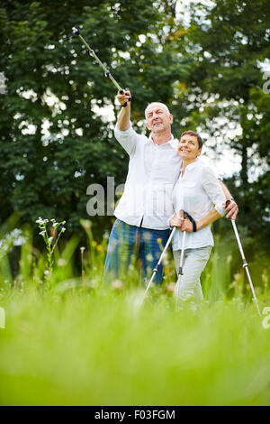 Gerne älteres Paar in einem Wald in der Natur Wandern im Sommer Stockfoto