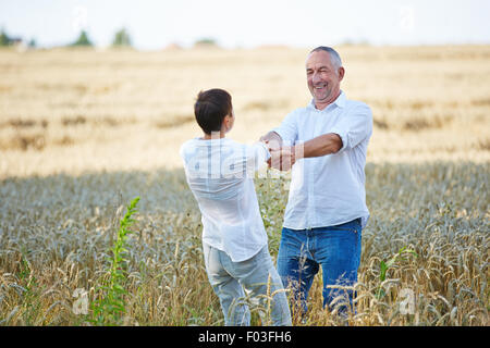 Gerne älteres paar tanzen im Weizenfeld im Sommer Stockfoto