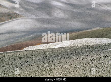 Gepflügten Felder in der Nähe von Lake Occhito-Staudamm am Fluss Fortore, Daunia Berge, Apulien, Italien. Stockfoto