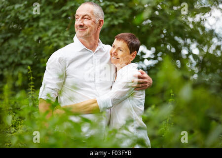 Gerne älteres paar stehen gemeinsam in der Natur Stockfoto