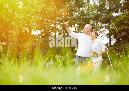 Gerne älteres Paar zusammen wandern im Sommer in der Natur Stockfoto