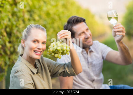 Zwei junge glücklich Winzer mit einem Glas Wein und Trauben Stockfoto