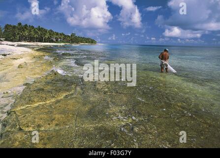 Föderierte Staaten von Mikronesien - Yap-Inseln - Ulithi-Atoll - Fala Lop Insel, Fischer am Strand Stockfoto