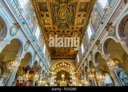 Reich verzierte Decke der Kirche von Santa Maria in Aracoeli. Rom. Italien. Stockfoto