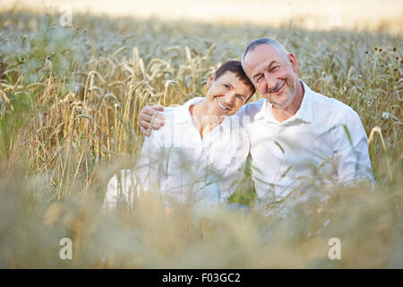 Landwirt paar sitzt in einem Weizenfeld im Sommer Stockfoto