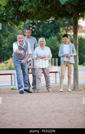 Hochrangige Gruppe spielen Boule zusammen im Sommer in der Stadt Stockfoto