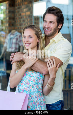 Lächelnde paar umarmt Stockfoto