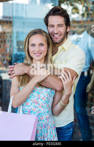 Porträt des Lächelns paar umarmt Stockfoto