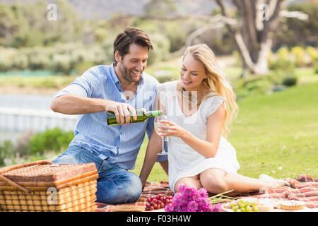 Süßes Paar am Tag Wein in ein Glas gießen Stockfoto