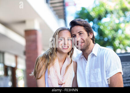 Lächelnde paar eng beisammen sitzen Stockfoto